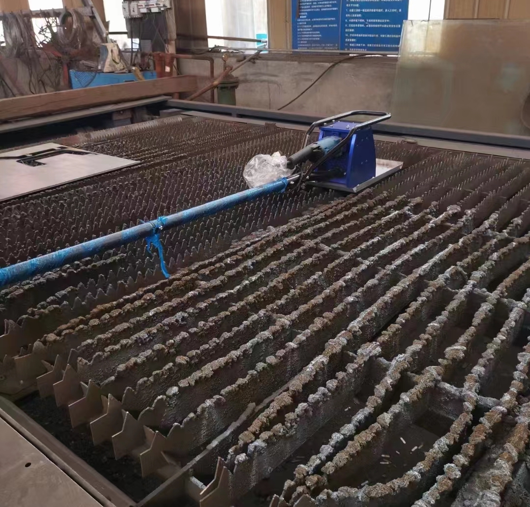 Dual-motor-driven Fiber Laser Cutting Table Automatic Slat Slag Cleaner with Convincing Cleaning Pow