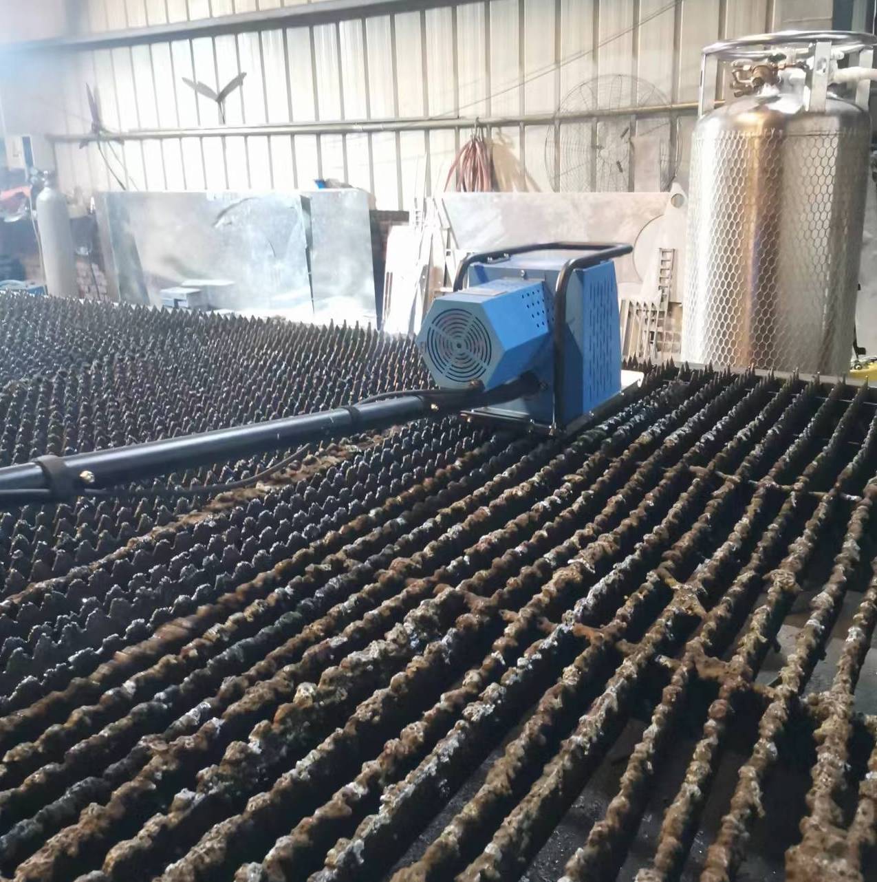 Dual-motor-driven Fiber Laser Cutting Table Automatic Slat Slag Cleaner with Convincing Cleaning Pow