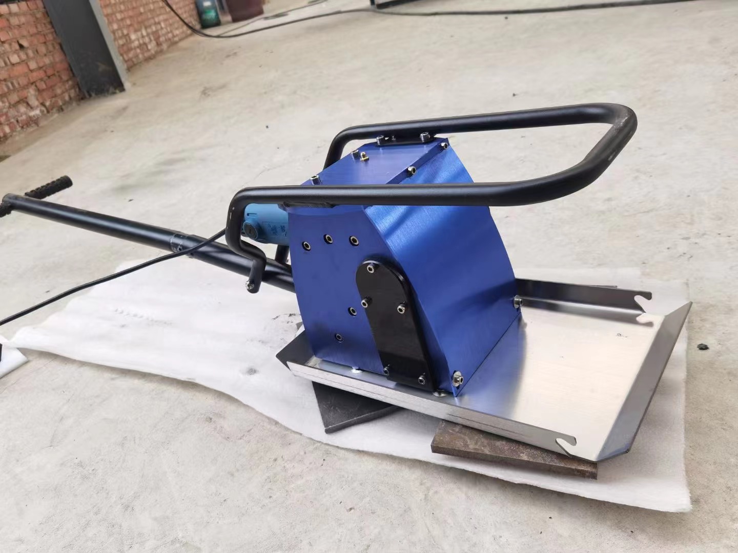 Fully automatic Dual motor drive slat slag cleaner remover for plasma laser cutting machine with low